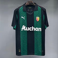 Maillot extérieur RC Lens 25/26 de la saison, porté par un supporter, avec les couleurs et le logo du club.
