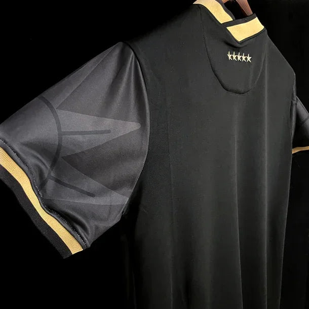 Maillot Brésil Concept 2023 de Le 12, maillot de football avec couleurs vives et logo officiel, porté sur le terrain.