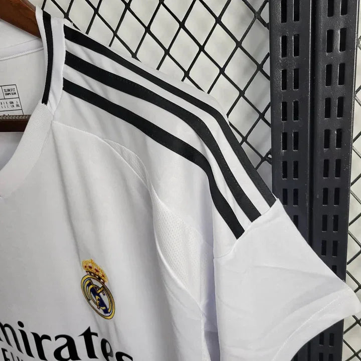 Maillot domicile Real Madrid 2024/25 de la marque Le 12 -ème Maillot, vue de face avec logo et design officiel.