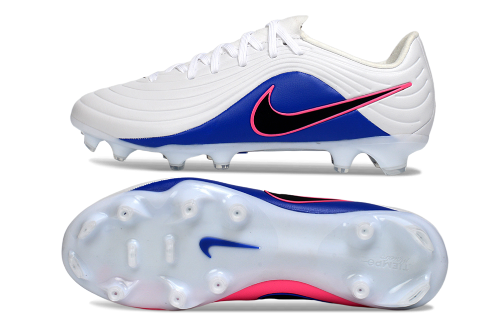 Crampons Le 12 -ème Maillot Tiempo Legend XI Elite pour football, vue rapprochée des pointes et de la fixation sur la semelle