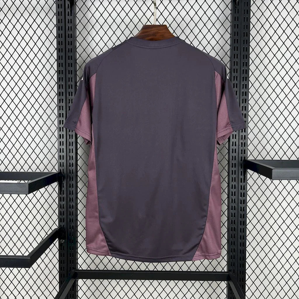Maillot d'entraînement Arsenal 2024-25 Le 12-ème Maillot, devant avec logo et design sportif, vêtements de football.