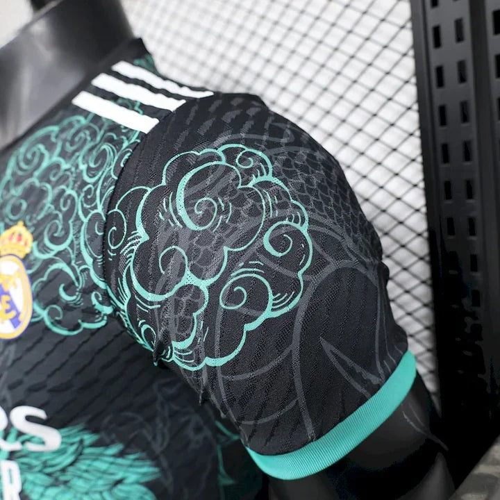 Maillot de football Real Madrid Le 12-ème Maillot, concept 2025-2026, vue de face avec logo et design sportif.
