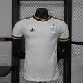 Maillot extérieur de l'équipe d'Espagne pour la Coupe du Monde 2026, signé Le 12 -ème Maillot, vue de face.