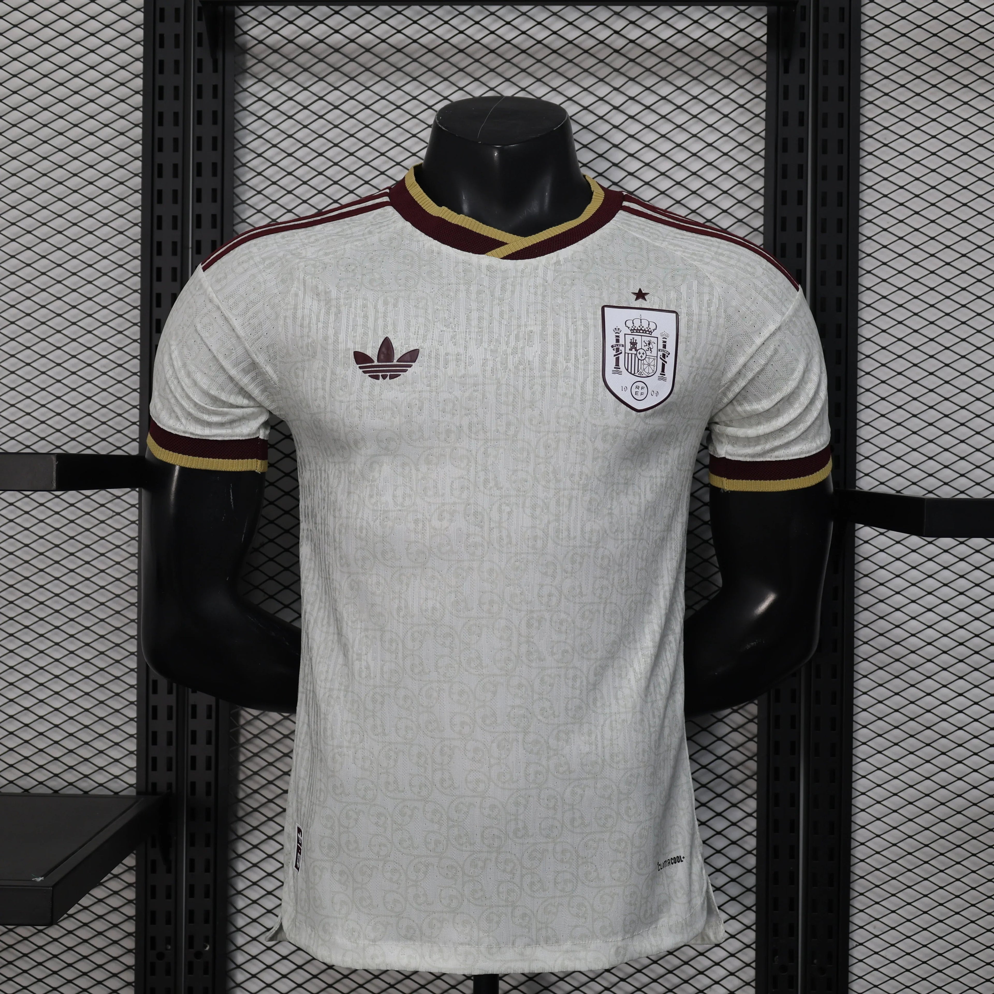 Maillot extérieur de l'équipe d'Espagne pour la Coupe du Monde 2026, signé Le 12 -ème Maillot, vue de face.