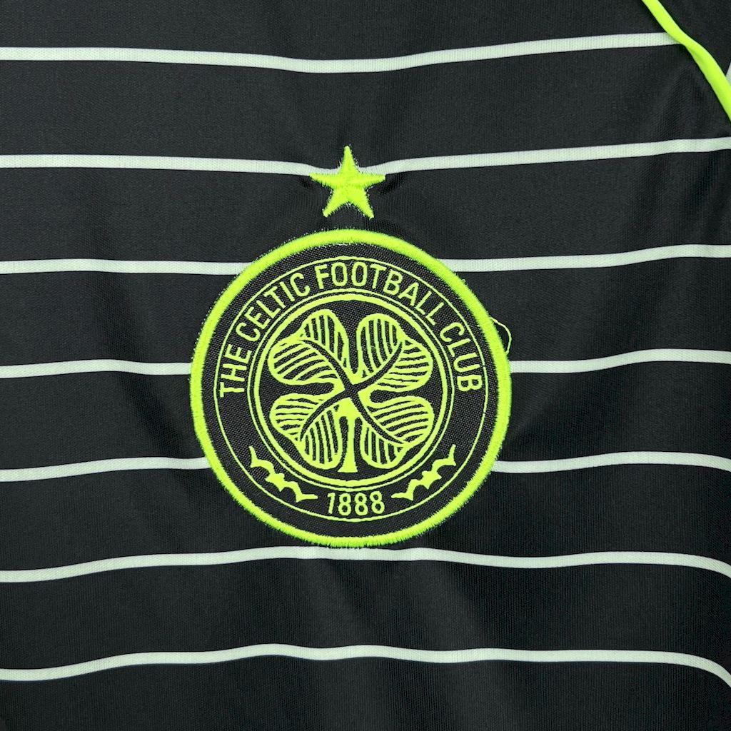 Maillot extérieur Celtic 2025-26 de Le 12 -ème Maillot, maillot de football vert avec logo de l'équipe et détails de design.