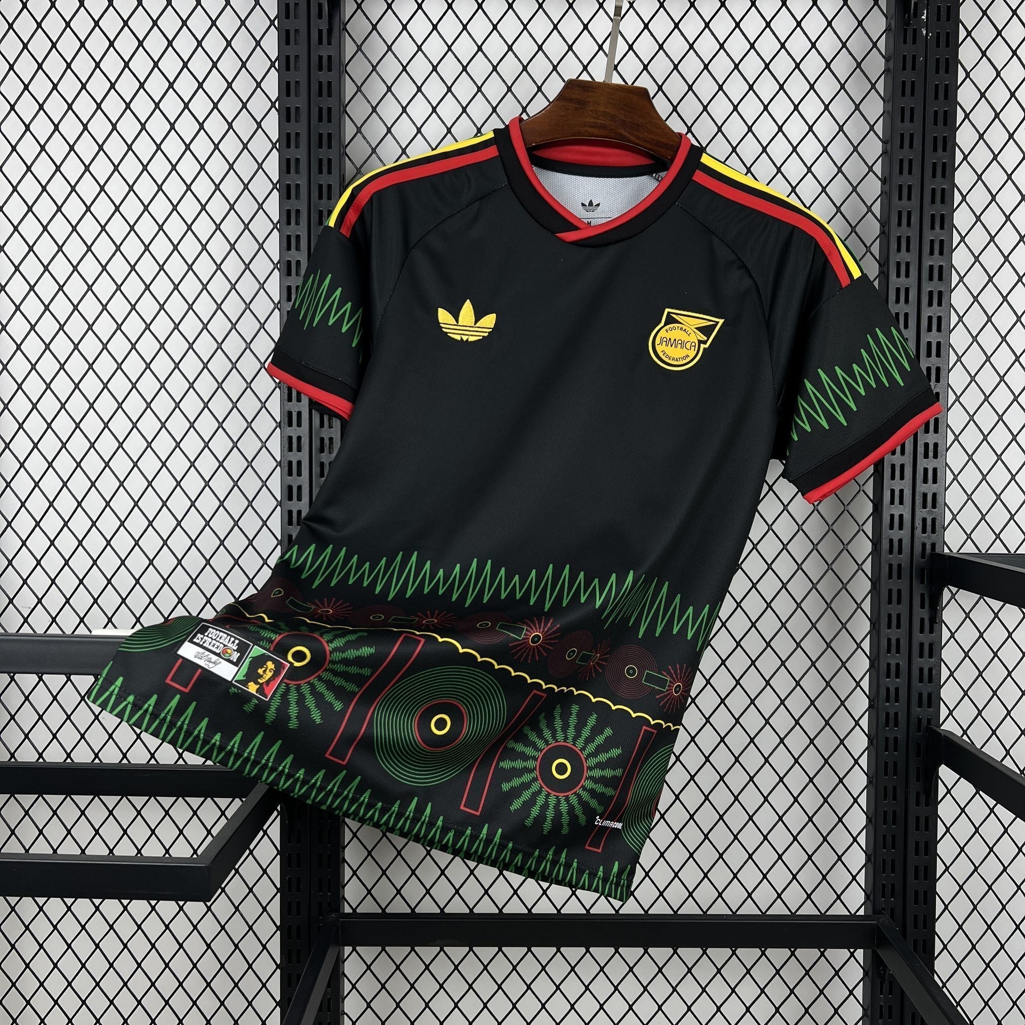 Maillot extérieur Jamaique Coupe du Monde 2026, marque Le 12 -ème Maillot, vue de face avec logo et détails colorés.