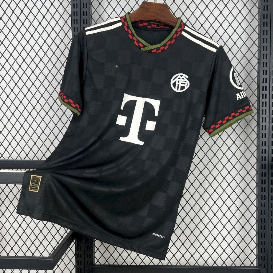 Maillot Bayern Munich Third 25/26 de la marque Le 12 -ème Maillot, vue de face avec logo et détails en bleu et rouge.