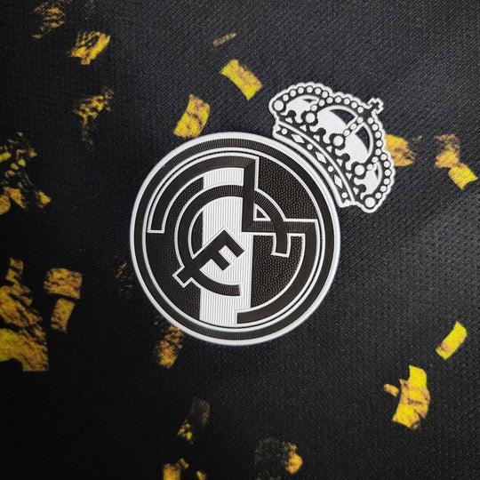 Maillot Real Madrid 2020 2021 de la marque Le 12 -ème Maillot, vue front avec logo et détails du maillot blanc et bleu