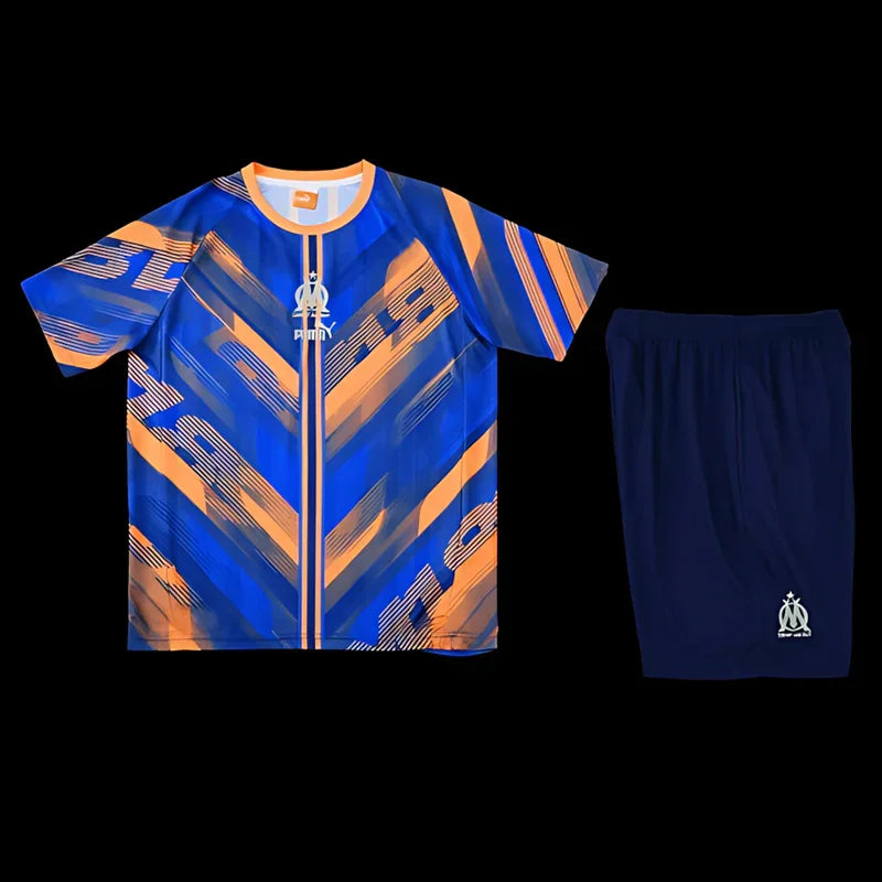 Ensemble OM Le 12 -ème Maillot, maillot de football blanc avec logo, porté par un mannequin sur fond blanc.