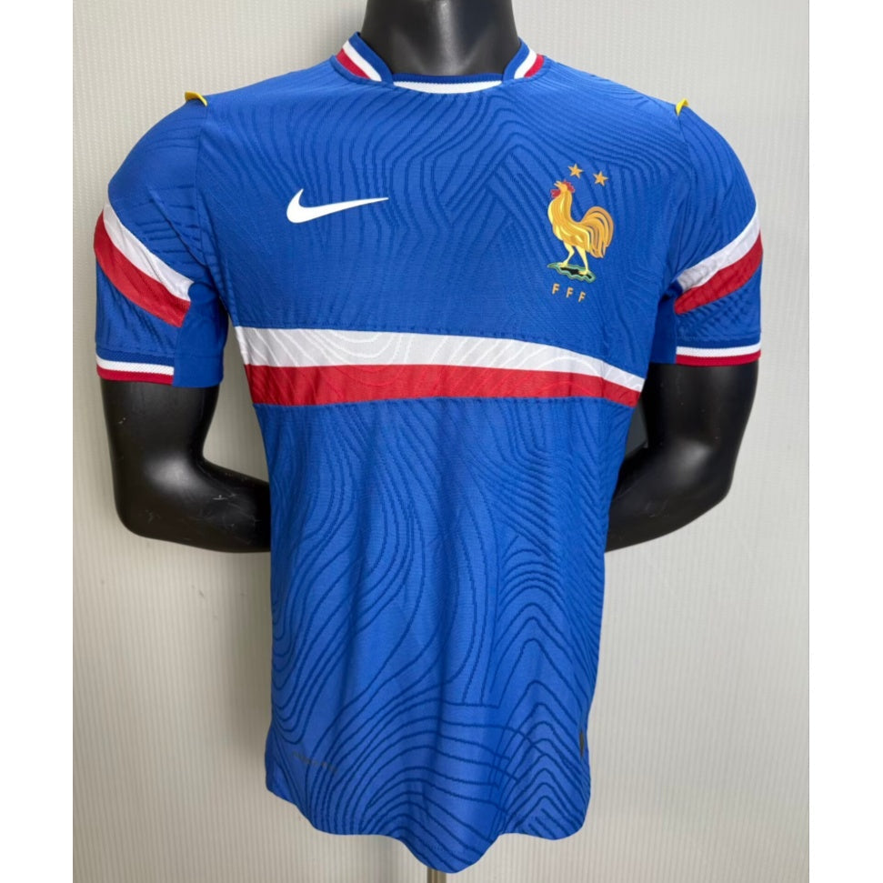 Maillot de football France 25/26 bleu pour joueur spécial, marque Le 12 -ème Maillot, vue de face.