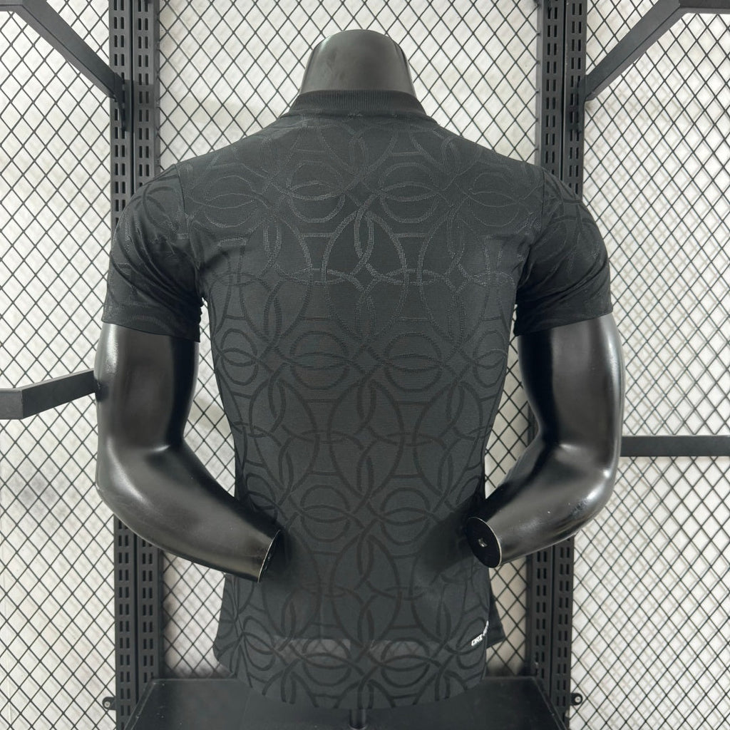 Maillot de football PSG 25/26 Le 12 -ème Maillot, version noire pour joueur, vue front sur le maillot avec logo et détails noirs