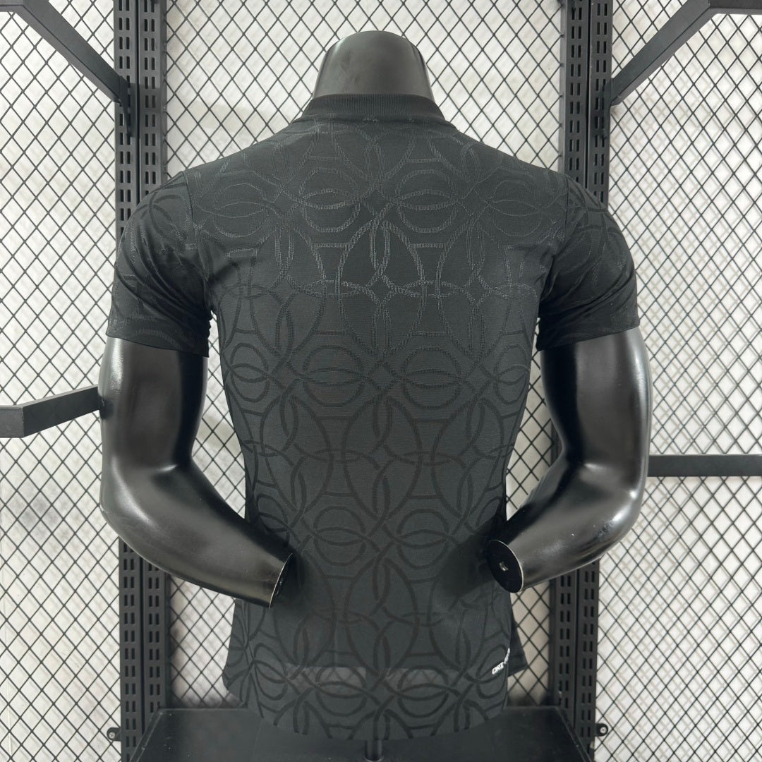 Maillot de football PSG 25/26 Le 12 -ème Maillot, version noire pour joueur, vue front sur le maillot avec logo et détails noirs