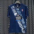 Maillot extérieur Celta Vigo 25/26 de la marque Le 12, vue en détail avec logo et design bleu et blanc.