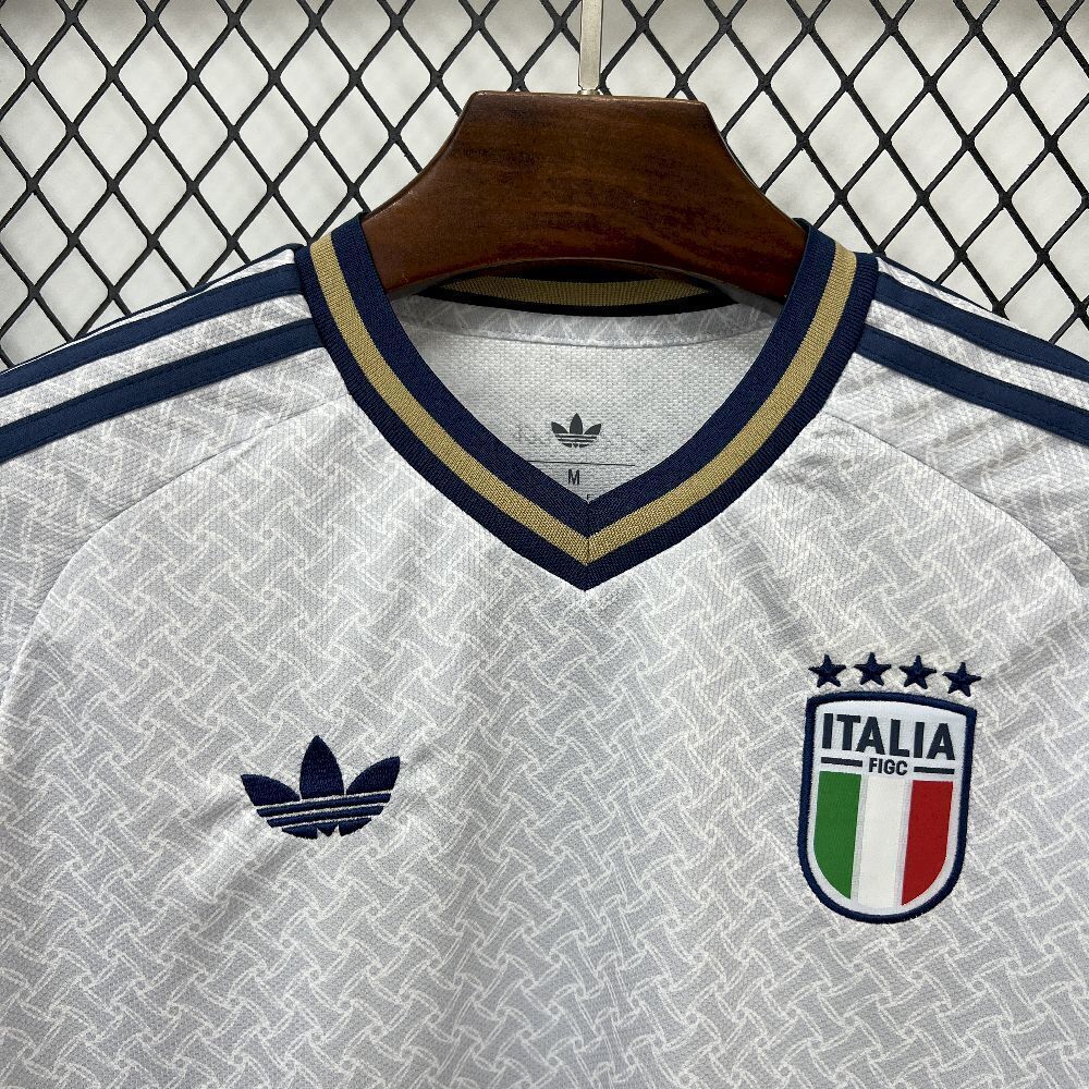 Maillot extérieur de l'Italie pour la Coupe du Monde 2026, marque Le 12 -ème Maillot, avec design sportif et logo officiel.