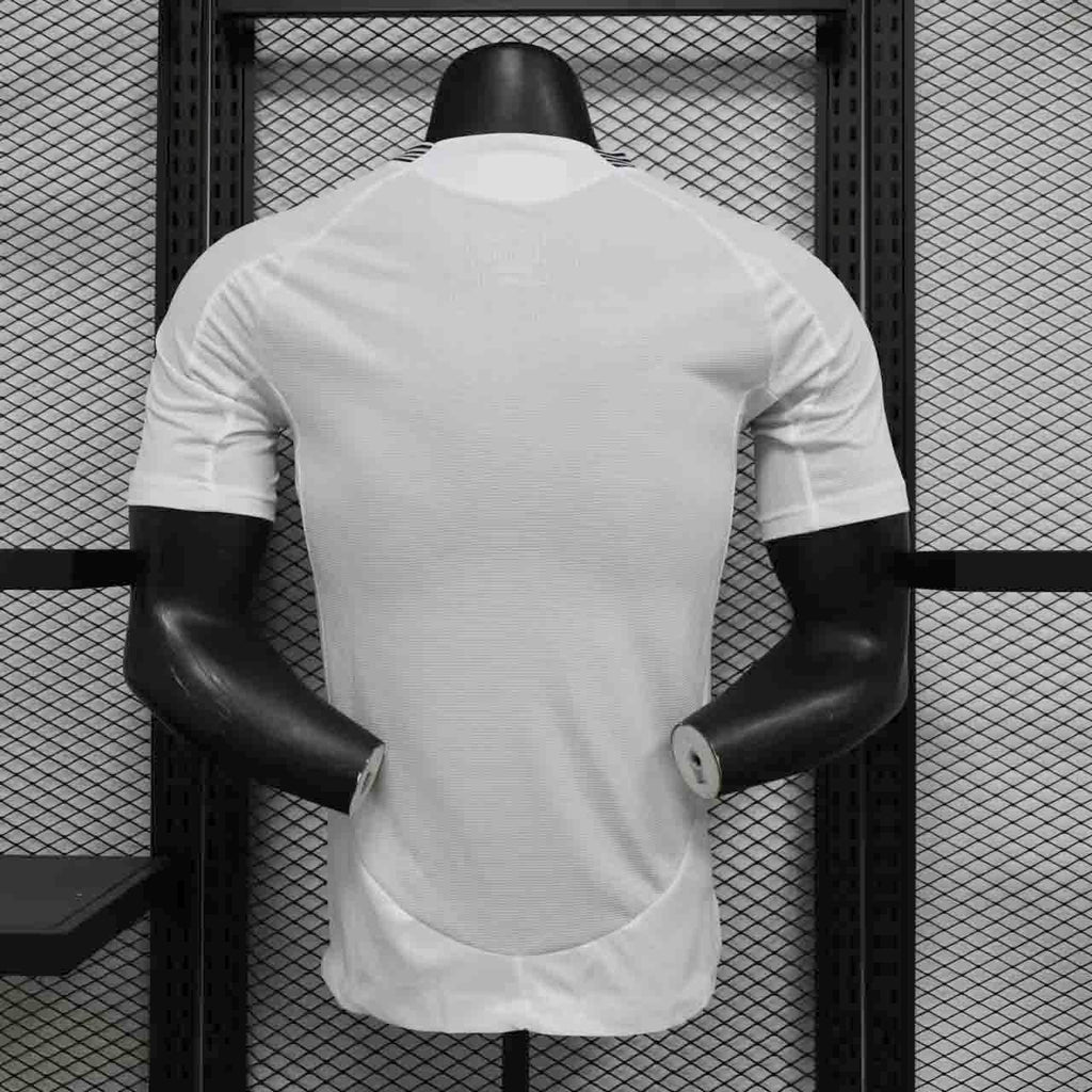 Maillot extérieur Aston Villa 2024-25, Le 12 -ème Maillot, en tissu bleu avec logo et détails de l'équipe de football.
