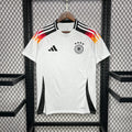 Maillot domicile Allemagne Le 12 -ème Maillot, maillot de football rouge avec logo fédéral et détails en noir.