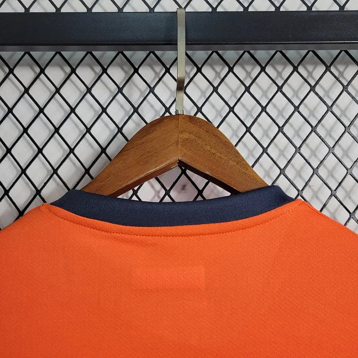 Maillot de football Inter Milan Foot Third orange 2023 2024, signé Le 12 -ème Maillot, vue du devant avec logo et design coloré