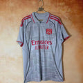 Maillot Lyon Third 25/26 Le 12 -ème Maillot, maillot de football rouge avec logo de l'équipe, vue de face.