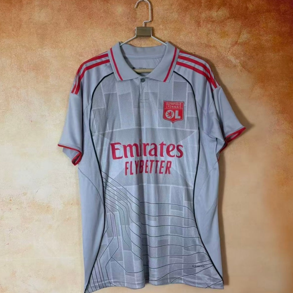 Maillot Lyon Third 25/26 Le 12 -ème Maillot, maillot de football rouge avec logo de l'équipe, vue de face.