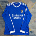 Maillot de football à manches longues Real Madrid troisième kit Le 12-ème Maillot, couleur blanche et détails du logo.