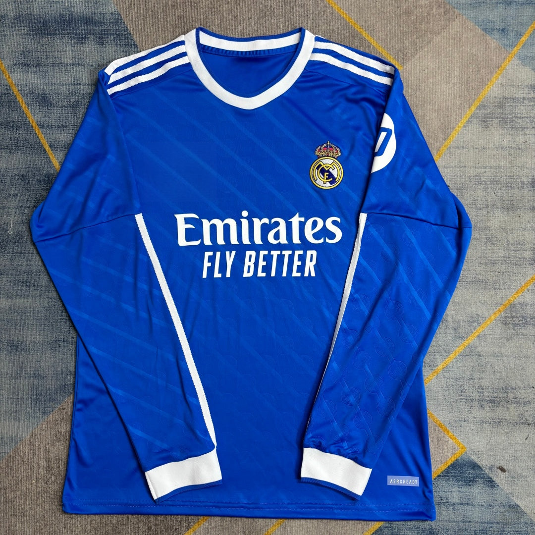 Maillot de football à manches longues Real Madrid troisième kit Le 12-ème Maillot, couleur blanche et détails du logo.