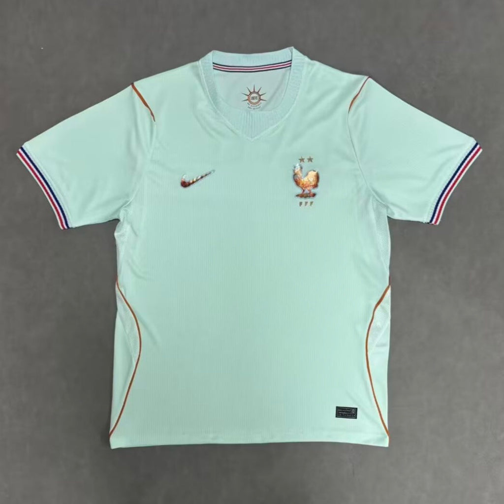 Maillot de football France 25/26 vert de la marque Le 12-ème Maillot, vue front avec détails du design vert.