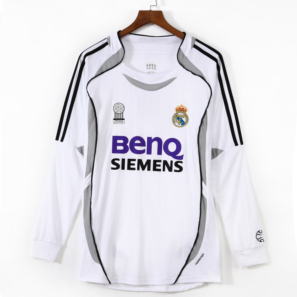 Maillot domicile rétro de football Real Madrid 2006-2007 à manches longues, marque Le 12 -ème Maillot, vue de face.