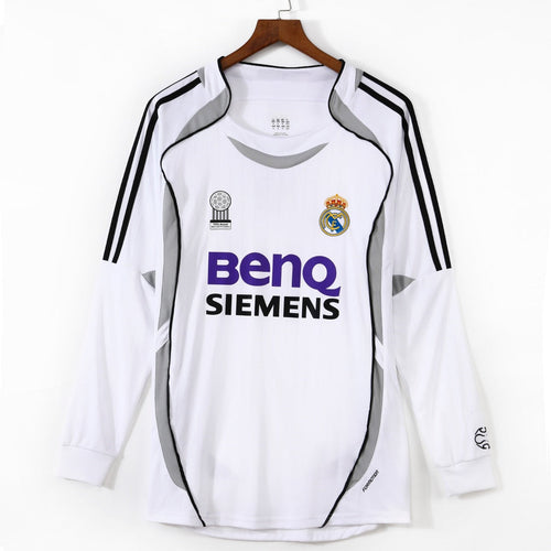 Maillot domicile rétro de football Real Madrid 2006-2007 à manches longues, marque Le 12 -ème Maillot, vue de face.