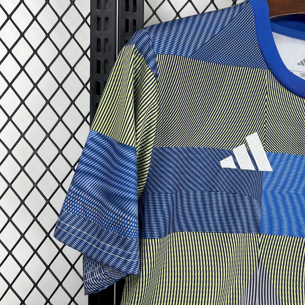 Maillot concept Real Madrid 2025-26, équipe de football, en tissu blanc avec logo et détails bleus, porté sur mannequin.
