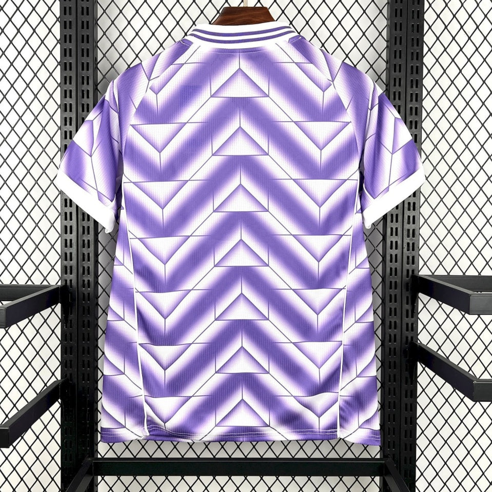 Maillot violet de football Real Madrid 25/26, marque Le 12 -ème Maillot, détails du design et logo de l'équipe.