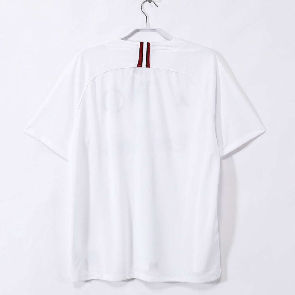 Maillot PSG 18/19 rétro Le 12 -ème Maillot, maillot de football rouge et bleu avec logo du Paris Saint-Germain.