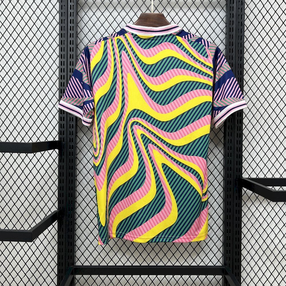 Maillot Real Madrid 25/26 Le 12 -ème Maillot, maillot de football blanc avec logo et détails en bleu et or, vue frontale.