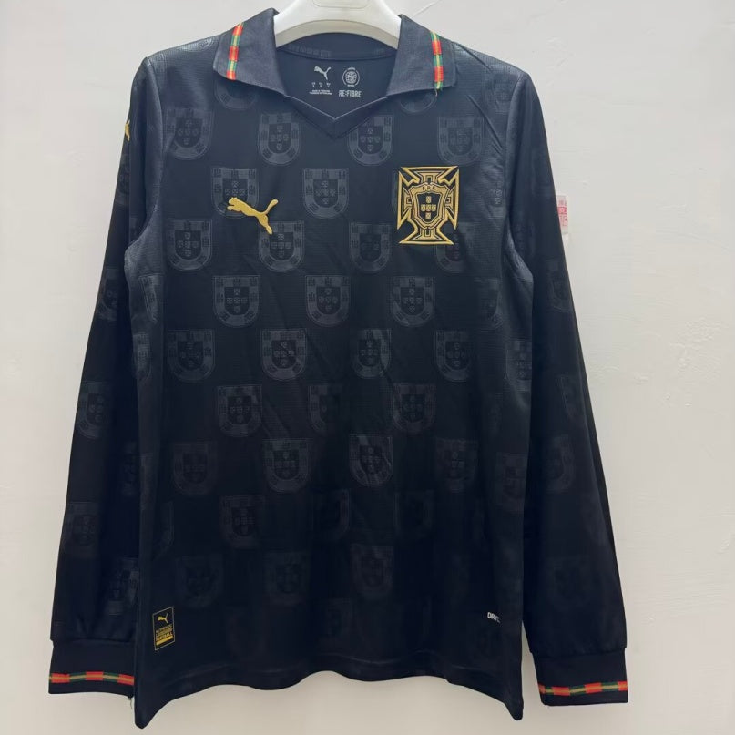 Maillot Portugal 25/26 à manches longues, marque Le 12 -ème Maillot, avec logo et motifs rouges et verts, vue frontale.