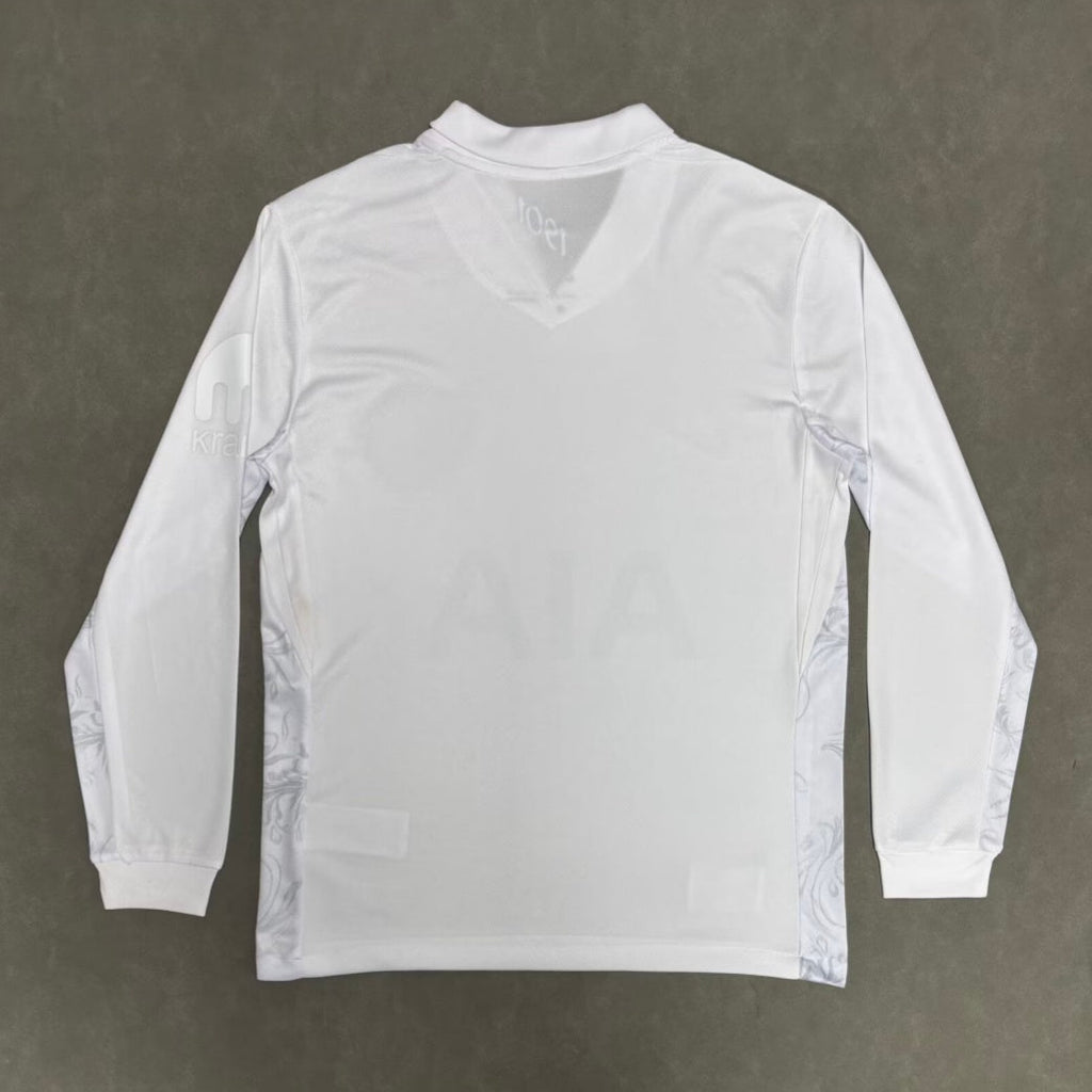 Maillot Tottenham 25/26 Le 12 -ème Maillot, édition anniversaire 125 ans, manches longues, détails du maillot de football.