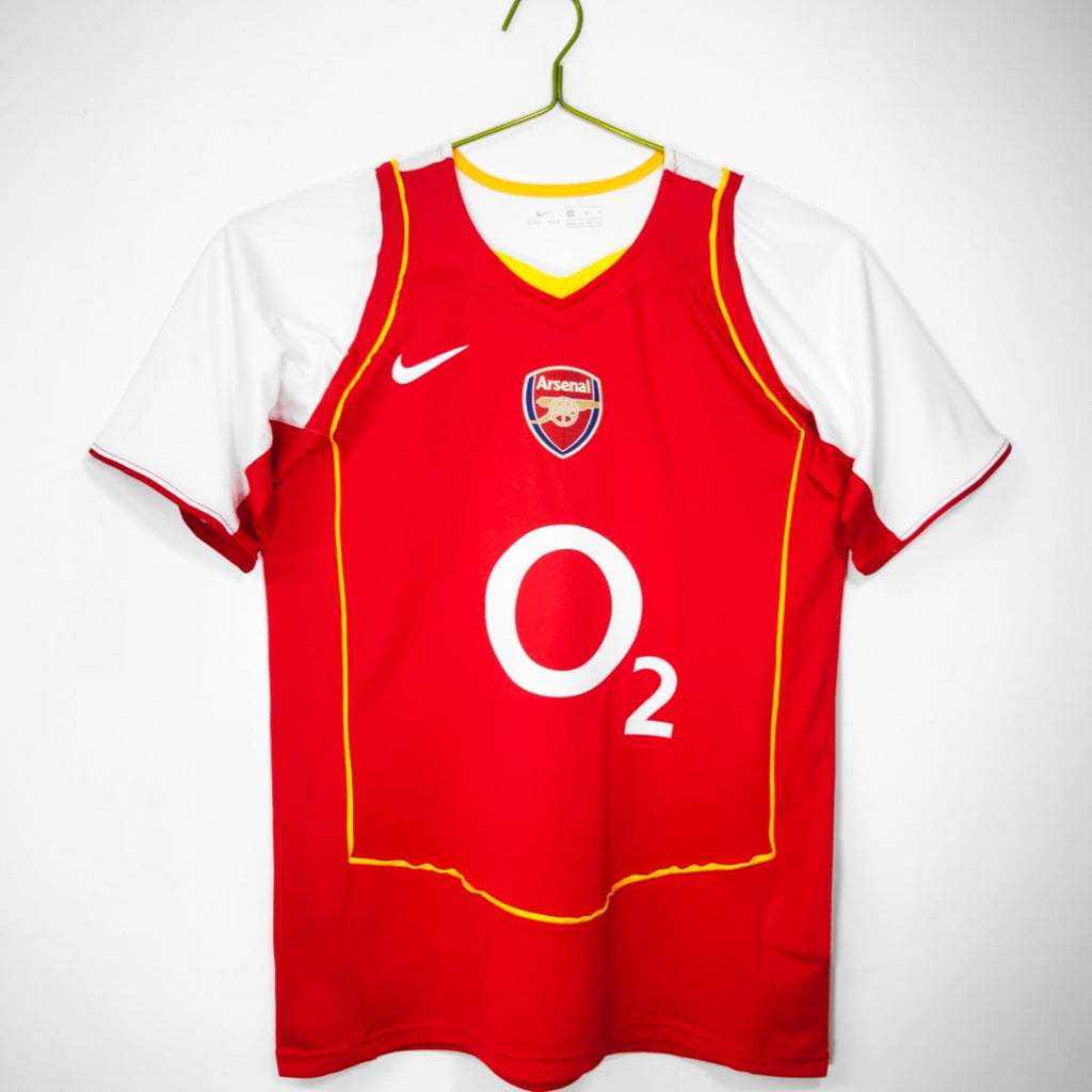 Maillot domicile rétro Arsenal 2004-2005 Le 12-ème Maillot, maillot de football rouge avec logo du club et détails blancs.