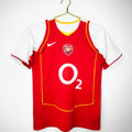 Maillot domicile rétro Arsenal 2004-2005 Le 12-ème Maillot, maillot de football rouge avec logo du club et détails blancs.