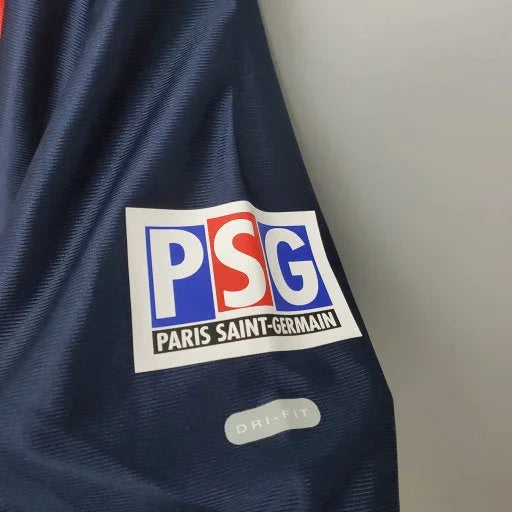 Maillot domicile Paris Saint Germain saison 1998 rétro, marque Le 12 -ème Maillot, vue de face avec logo et couleurs bleu, rouge et blanc