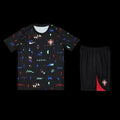 Ensemble Portugal de Le 12 -ème Maillot, maillot de football avec logo Portugal, porté par un mannequin sur fond blanc.