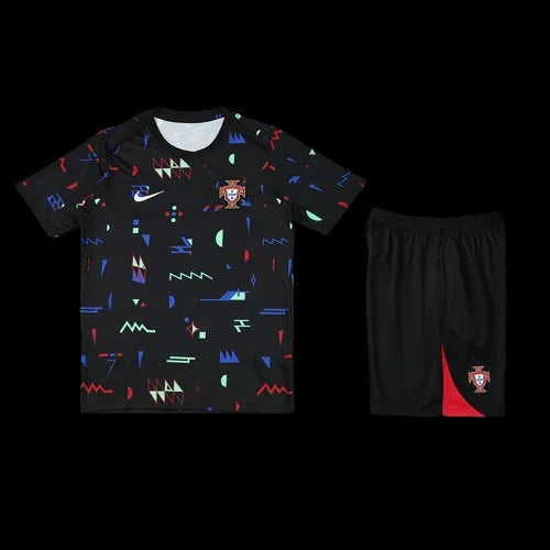 Ensemble Portugal de Le 12 -ème Maillot, maillot de football avec logo Portugal, porté par un mannequin sur fond blanc.
