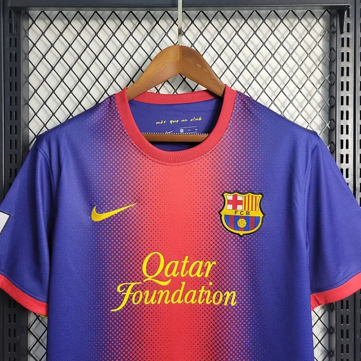 Maillot rétro FC Barcelone 2012/13 Le 12-ème Maillot, maillot de football bleu et grenat avec logo Blaugrana visible.