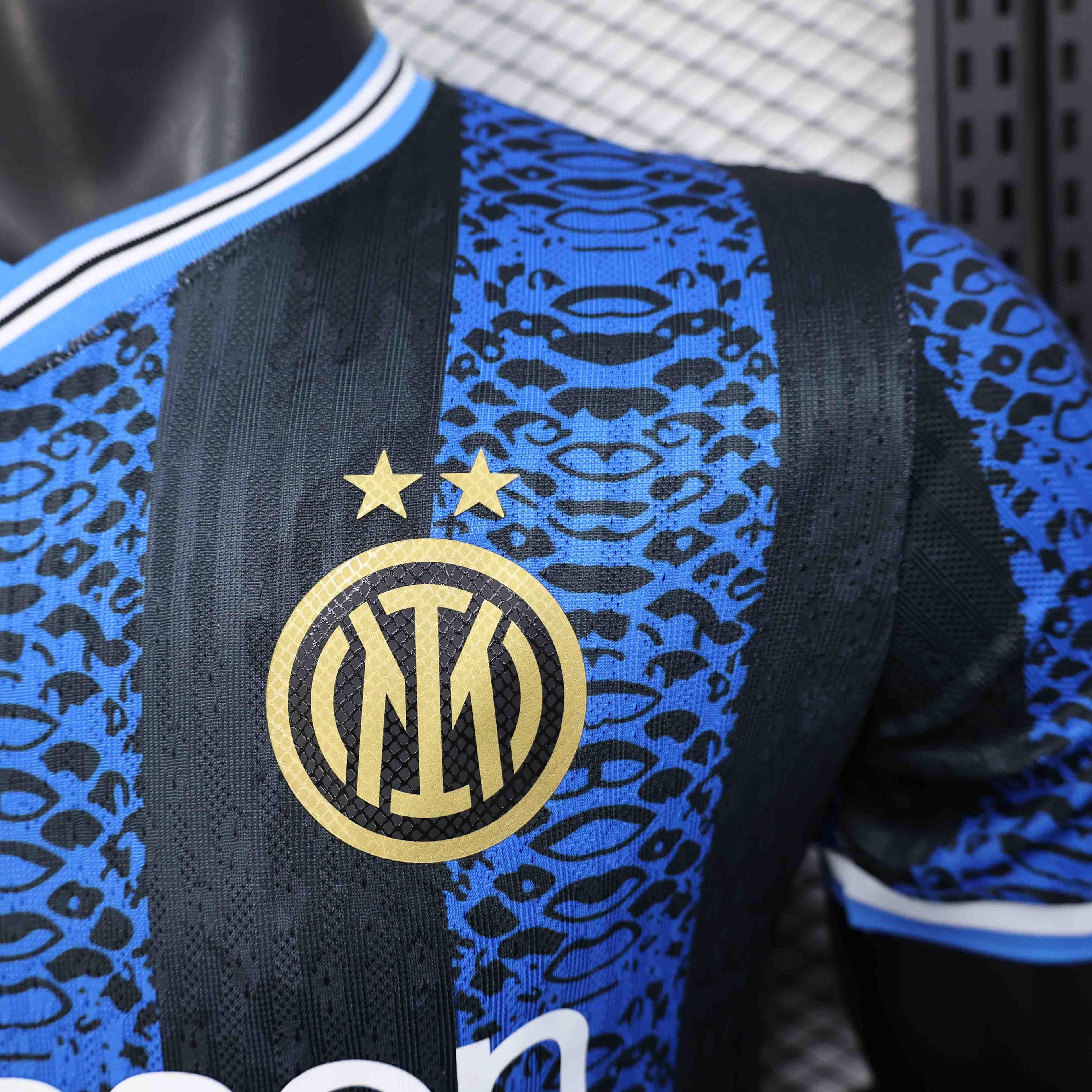 Maillot concept Inter Milan 2025-26 de la marque Le 12 -ème Maillot, maillot de football bleu avec logo et détails modernes