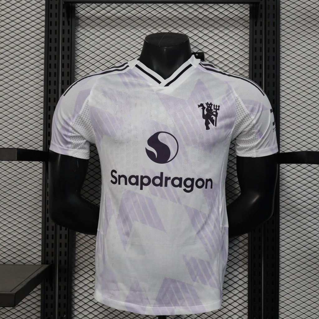 Maillot extérieur Manchester United enfant 25/26 de la marque Le 12-ème Maillot, vue de face avec logo et détails du maillot
