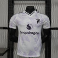 Maillot extérieur Manchester United enfant 25/26 de la marque Le 12-ème Maillot, vue de face avec logo et détails du maillot