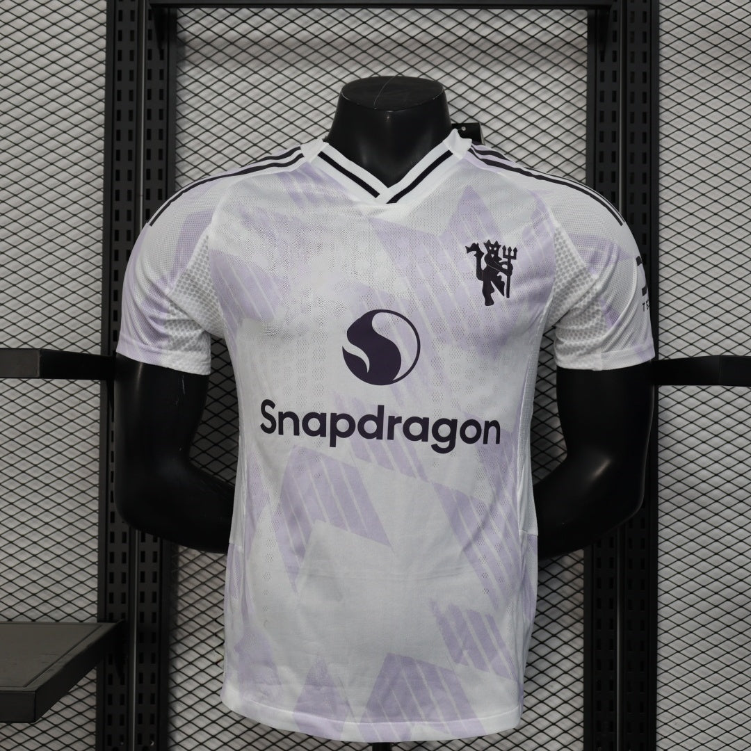 Maillot extérieur Manchester United enfant 25/26 de la marque Le 12-ème Maillot, vue de face avec logo et détails du maillot