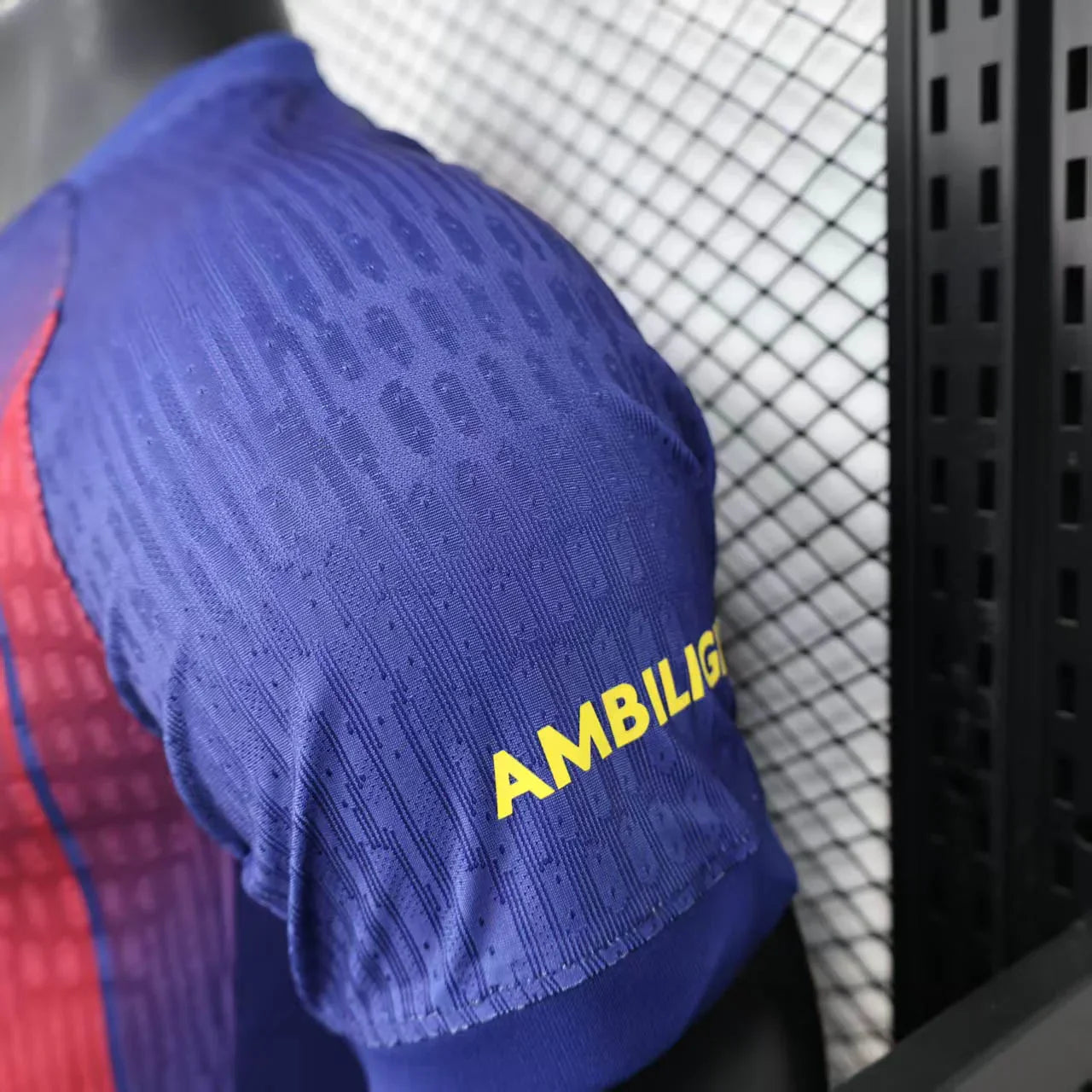 Maillot FC Barcelone 2025/26 Le 12 -ème Maillot, devant avec logo et design officiel, porté par un modèle.