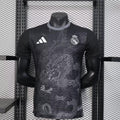 Maillot Real Madrid 2025/26 Le 12 -ème Maillot, jersey de football blanc avec logo du club et détails bleus.