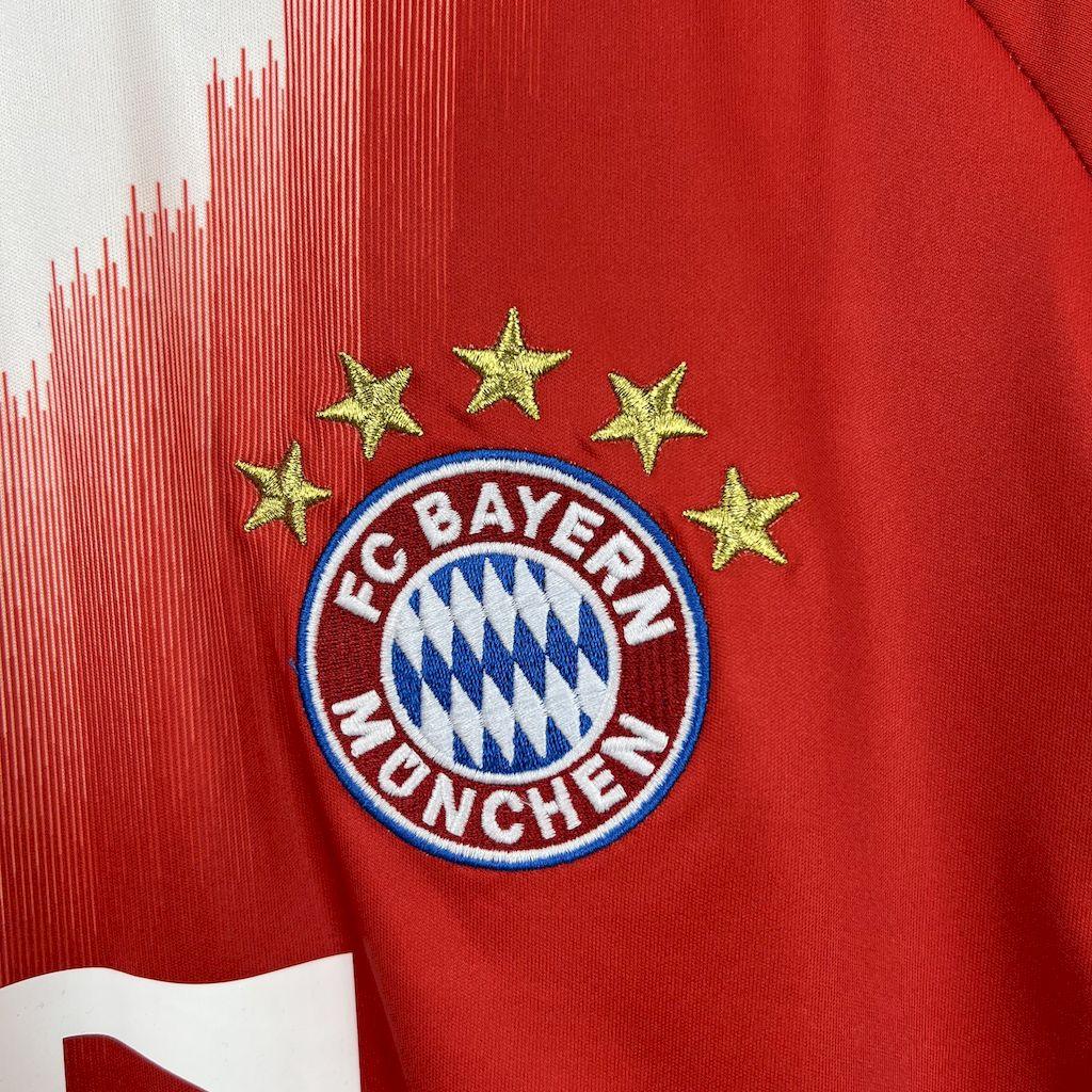 Maillot Bayern Munich 2025-26 de la marque Le 12-ème Maillot, vue de face avec logo et détails du maillot de football.
