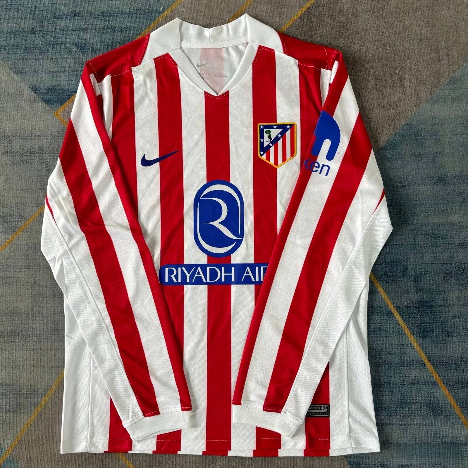 Maillot domicile à manches longues de l'Atlético Madrid, marque Le 12 -ème Maillot, en couleur rouge et blanc.