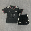 Ensemble extérieur pour enfant Bayern Munich Le 12 -ème Maillot, maillot de football avec logo et détails colorés.