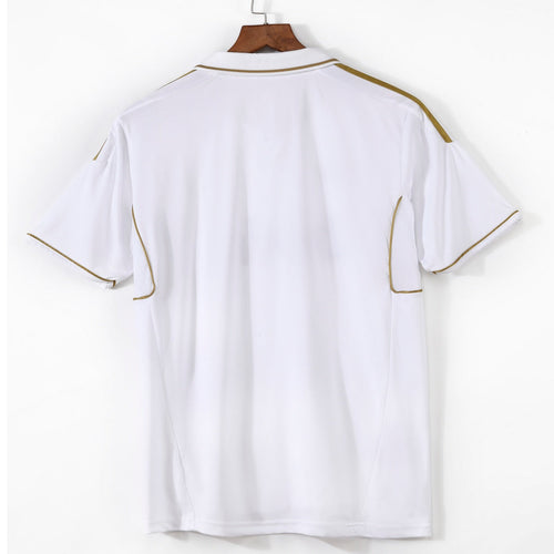 Maillot domicile rétro Real Madrid 2011-2012 Le 12-ème Maillot, maillot de football blanc avec logo et détails traditionnels.